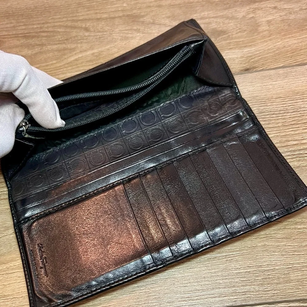SALVATORE FERRAGAMO Ganchini Leather Wallet in Black